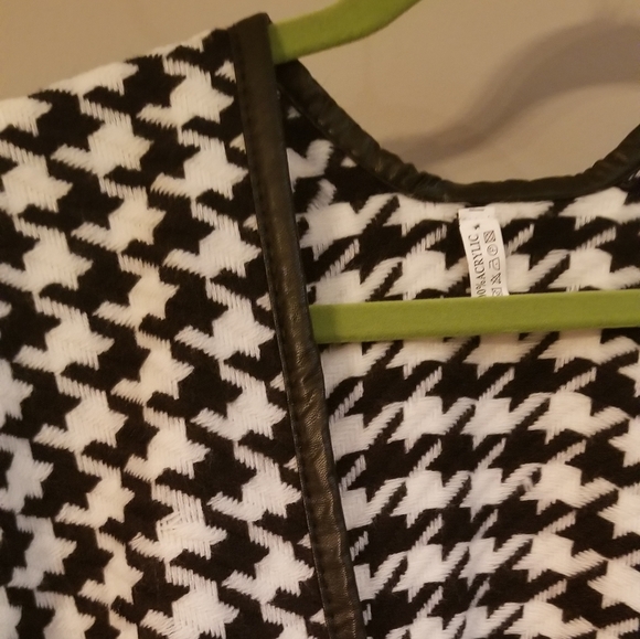 Shall/cape - Picture 3 of 3